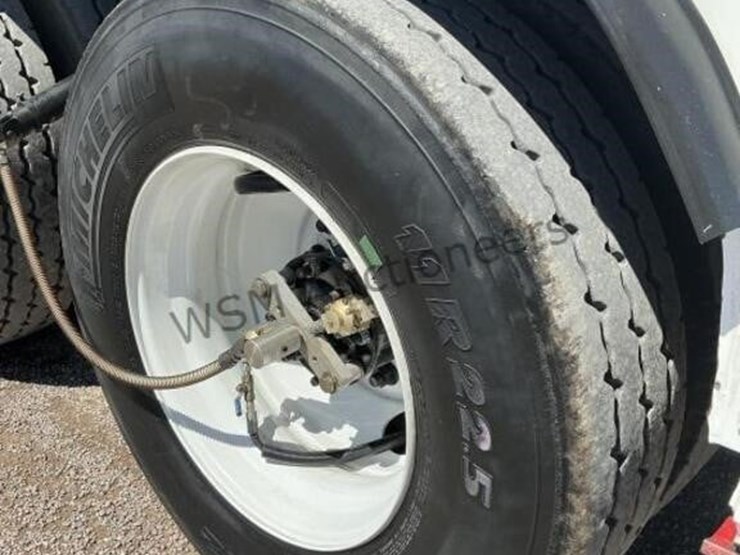 2013-freightliner-m2-106-image-8