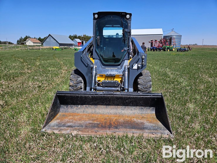 2019-deere-332g-image-2