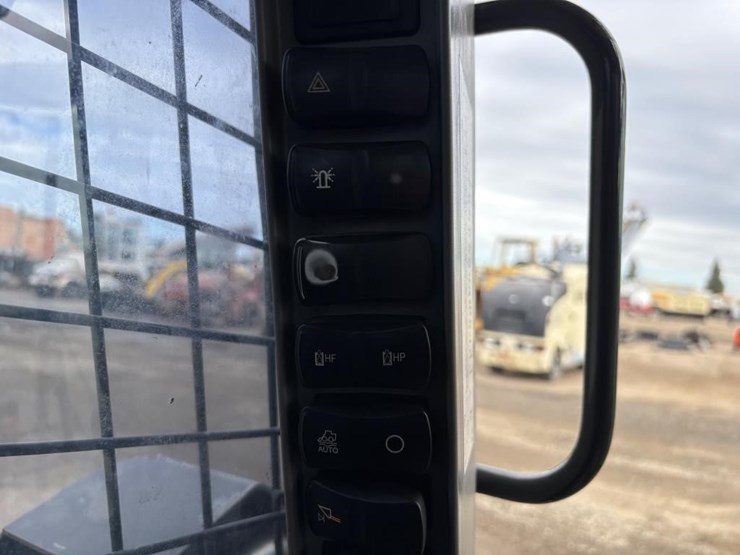 2021-new-holland-l328-image-34
