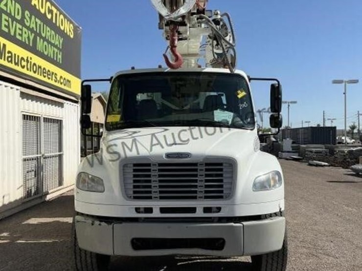 2013-freightliner-m2-106-image-3