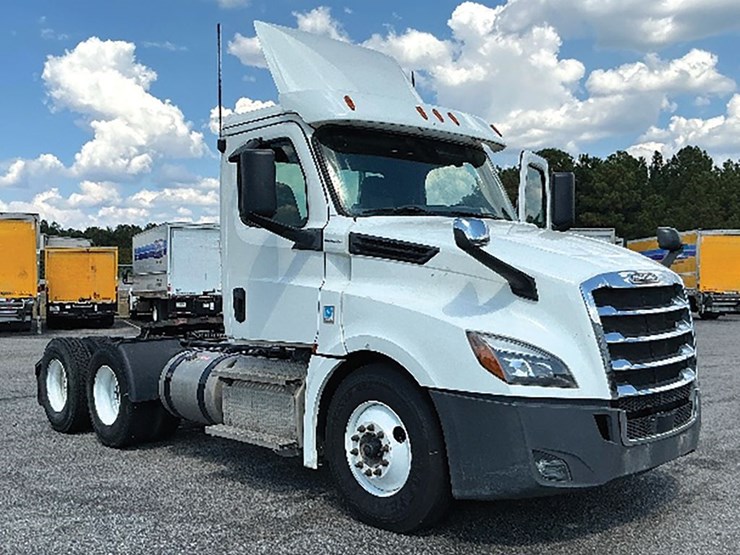 2020-freightliner-cascadia-126-image-1