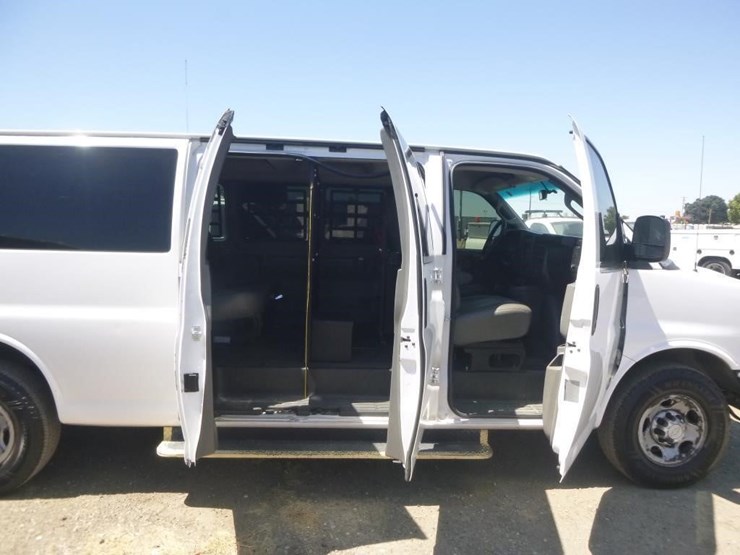 2016-chevrolet-express-3500-image-14