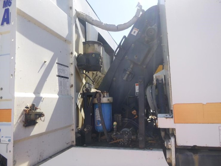 2016-freightliner-m2-106-image-28