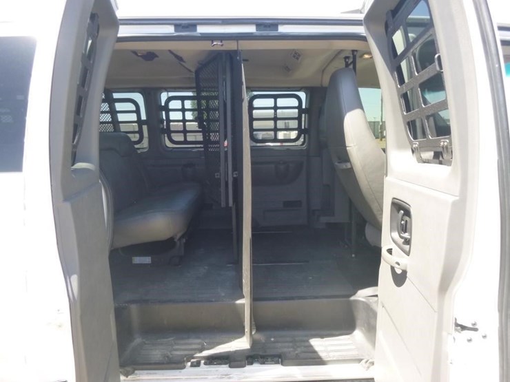 2013-chevrolet-3500-image-17