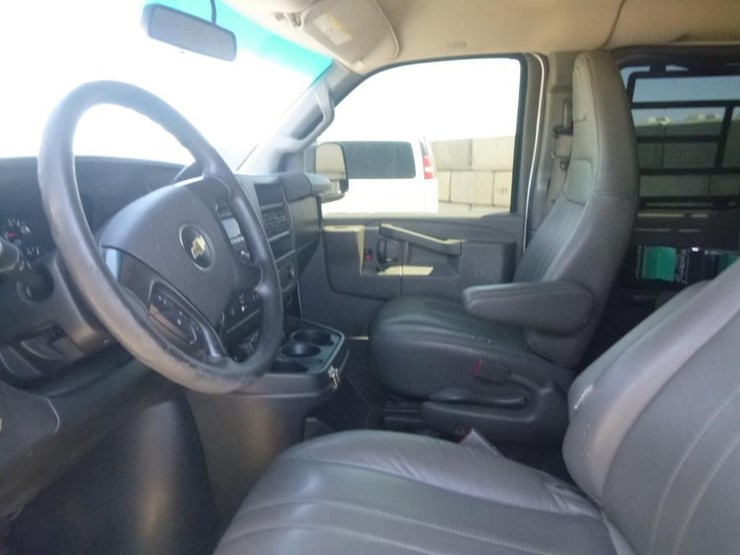 2016-chevrolet-express-3500-image-9
