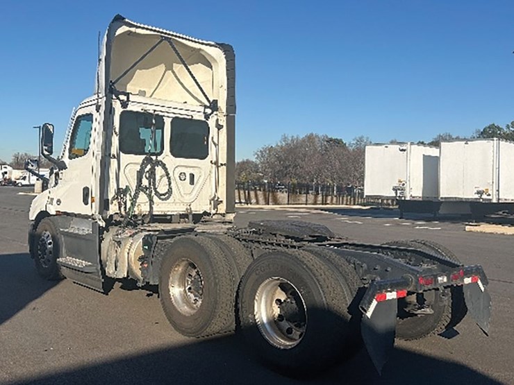 2022-freightliner-cascadia-116-image-2