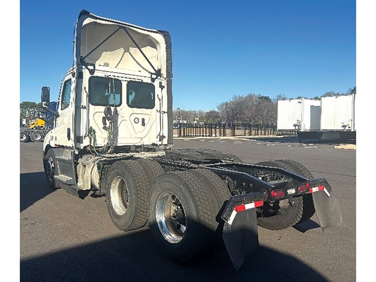 2022-freightliner-cascadia-116-image-2