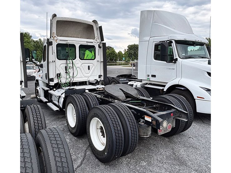 2020-freightliner-cascadia-125-image-2