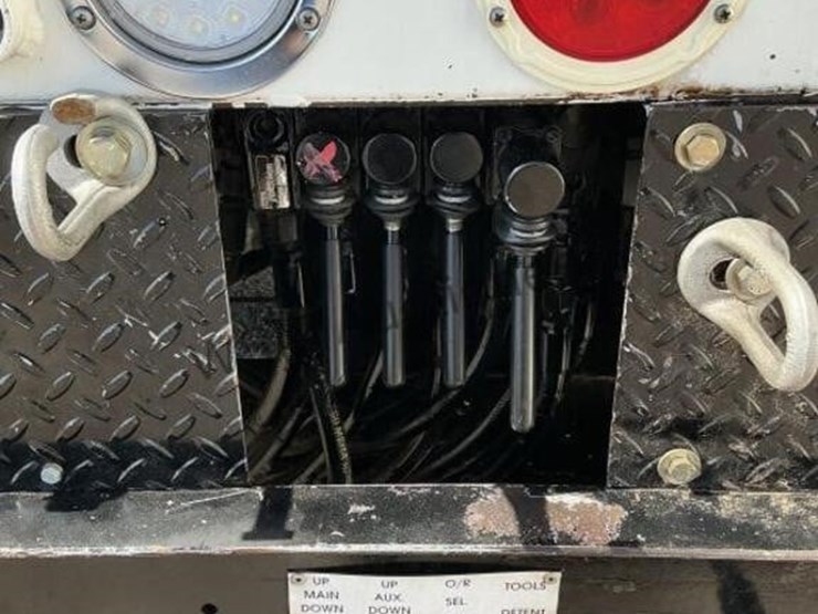 2013-freightliner-m2-106-image-15