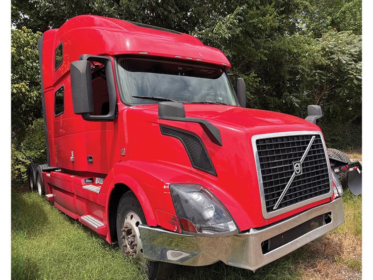 2015-volvo-vnl780-image-1