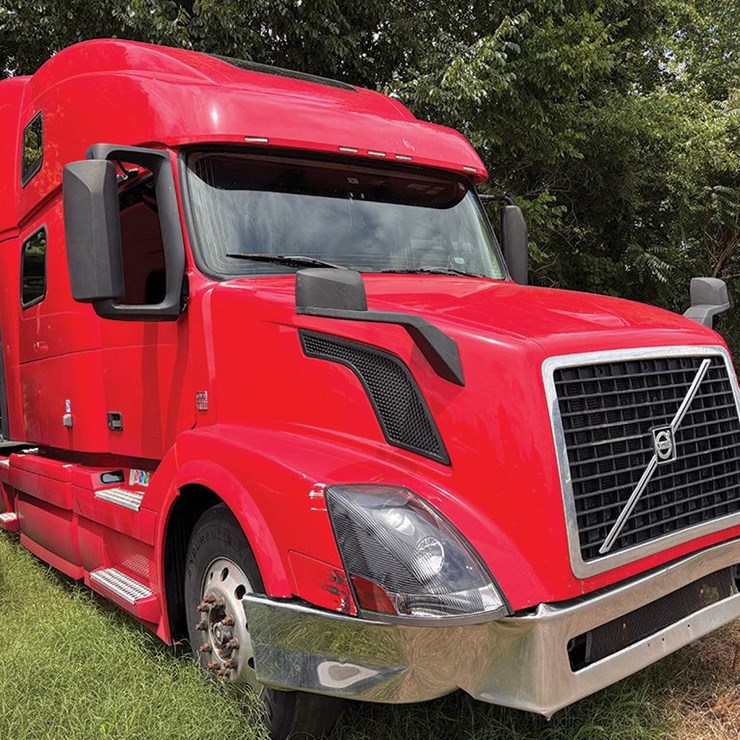 2015 VOLVO VNL780