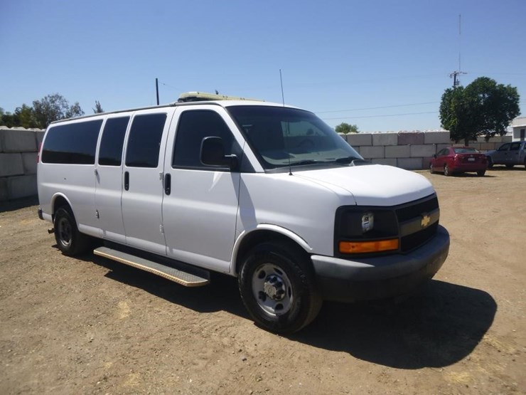 2013-chevrolet-3500-image-3