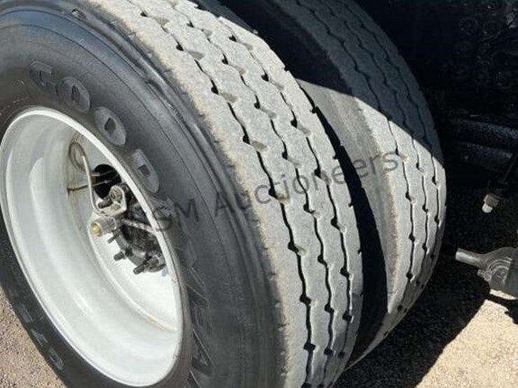 2013-freightliner-m2-106-image-9