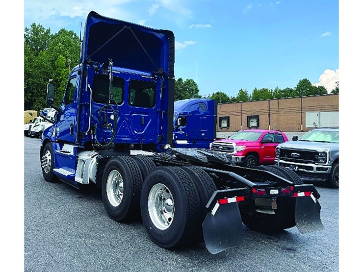2019-freightliner-cascadia-126-image-2