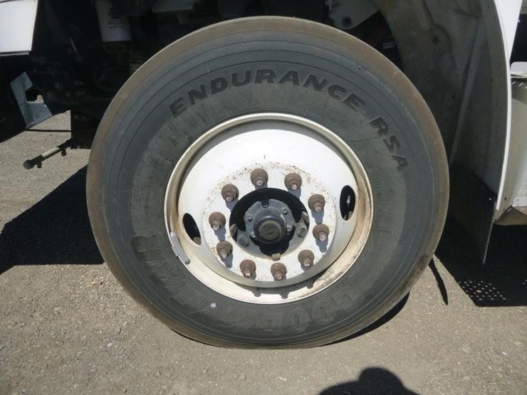 2016-freightliner-m2-106-image-41