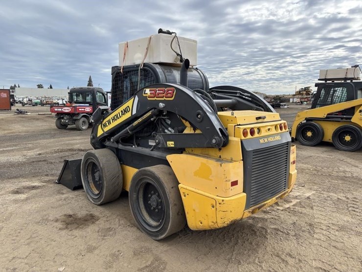 2021-new-holland-l328-image-4