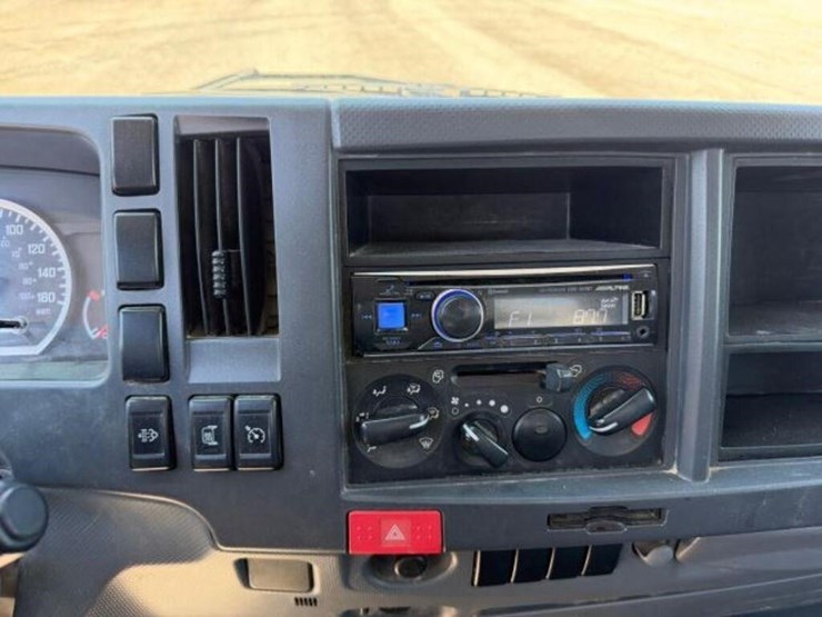 2015-isuzu-nrr-image-14