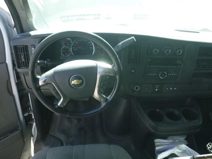2017-chevrolet-express-2500-image-9