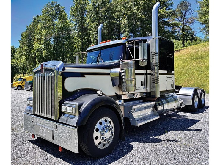 2019-kenworth-w900l-image-1