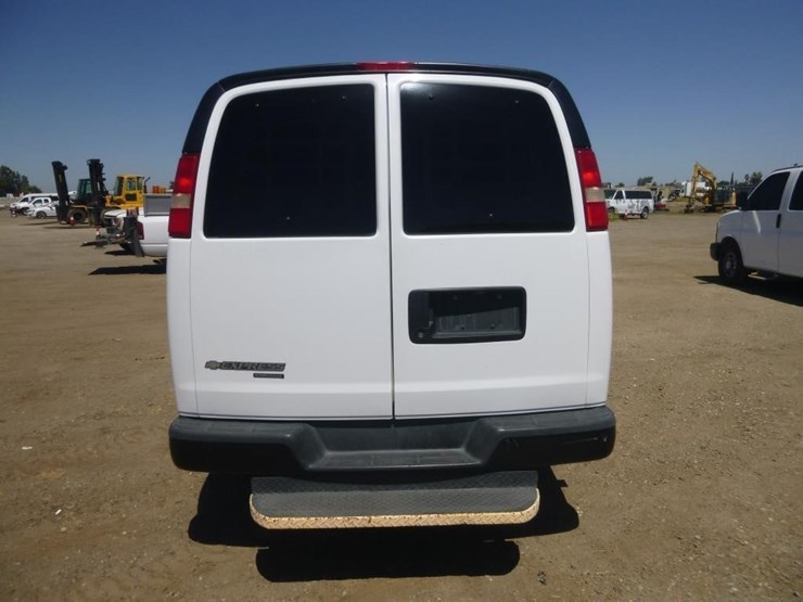 2013-chevrolet-3500-image-19