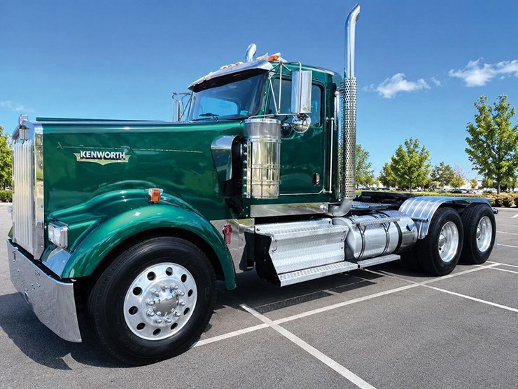 2014-kenworth-w900l-image-1