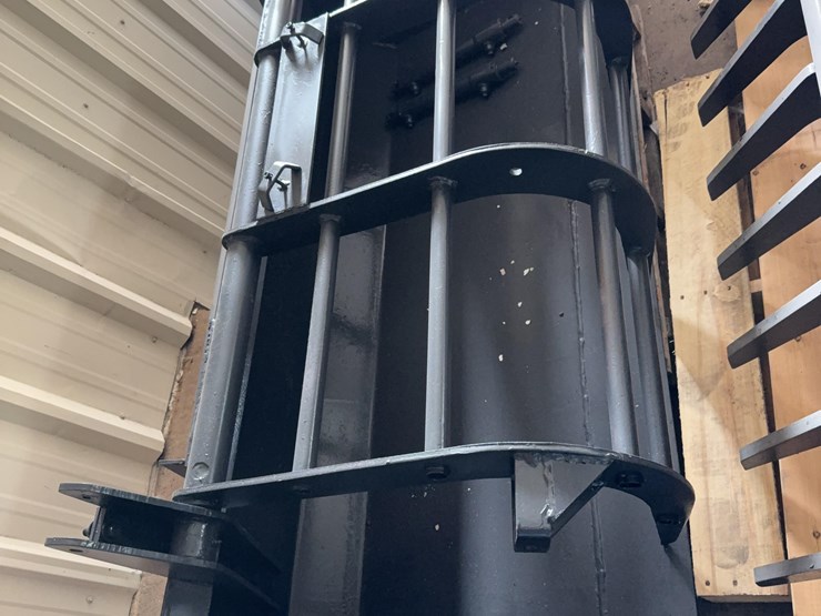 attachments-international-bucket-and-grapple-image-1