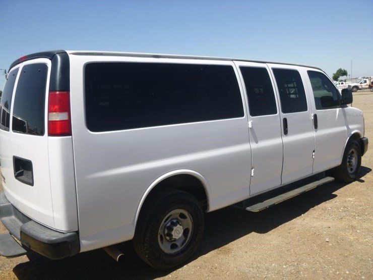 2016-chevrolet-express-3500-image-4