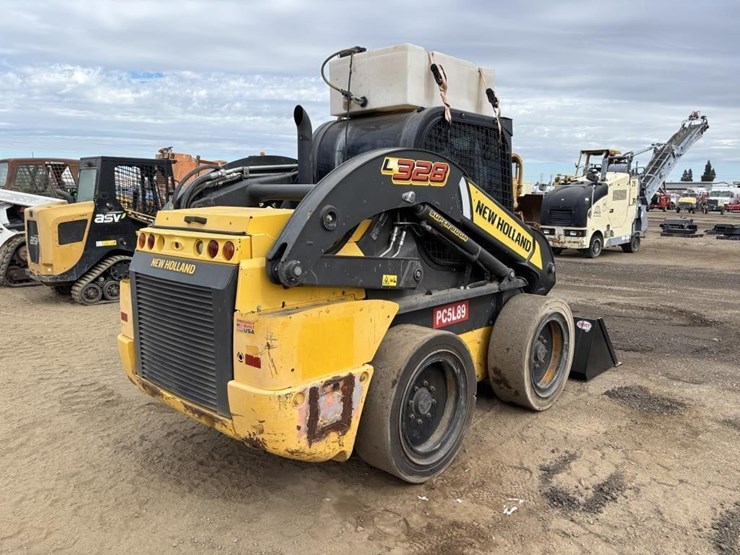 2021-new-holland-l328-image-3