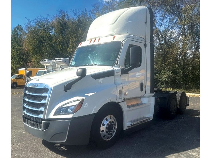 2020-freightliner-cascadia-126-image-1