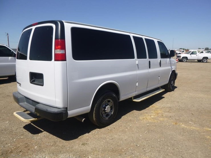 2016-chevrolet-express-3500-image-4