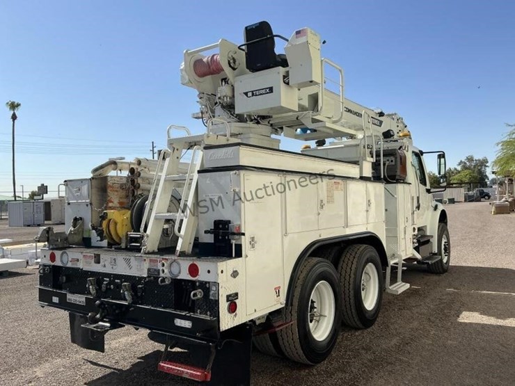 2013-freightliner-m2-106-image-5