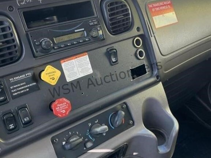 2013-freightliner-m2-106-image-36