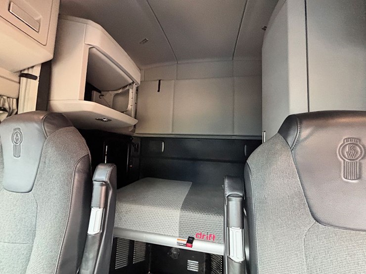 2023-kenworth-t680-image-3