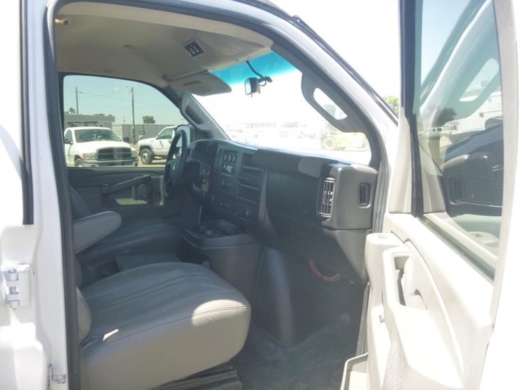 2016-chevrolet-express-3500-image-13