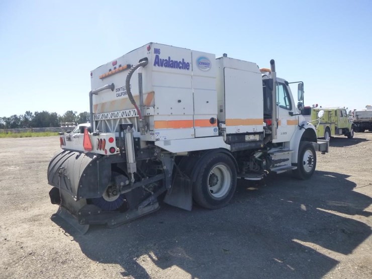 2016-freightliner-m2-106-image-4