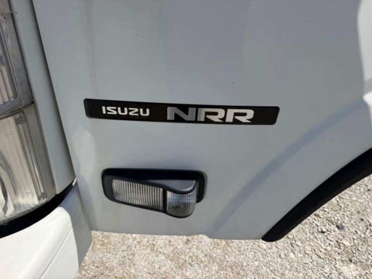 2015-isuzu-nrr-image-40