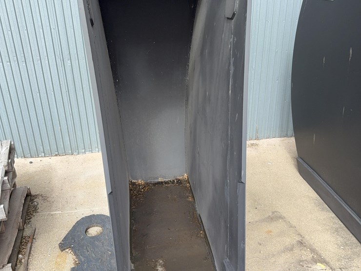 spade-nose-bucket-image-2