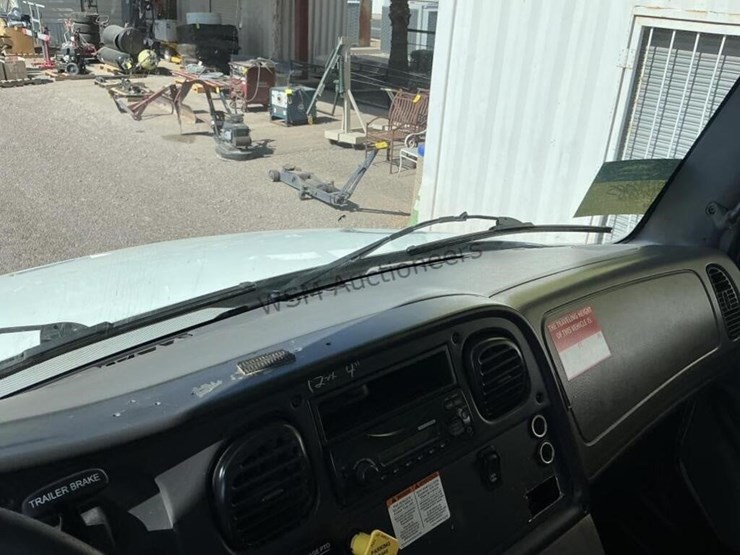 2013-freightliner-m2-106-image-34