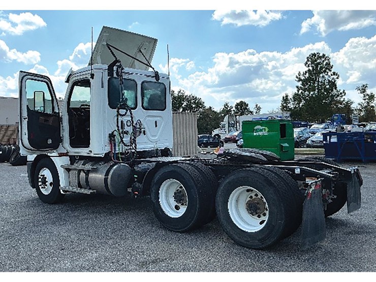 2020-freightliner-cascadia-126-image-2