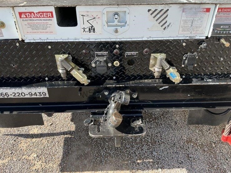 2013-freightliner-m2-106-image-13