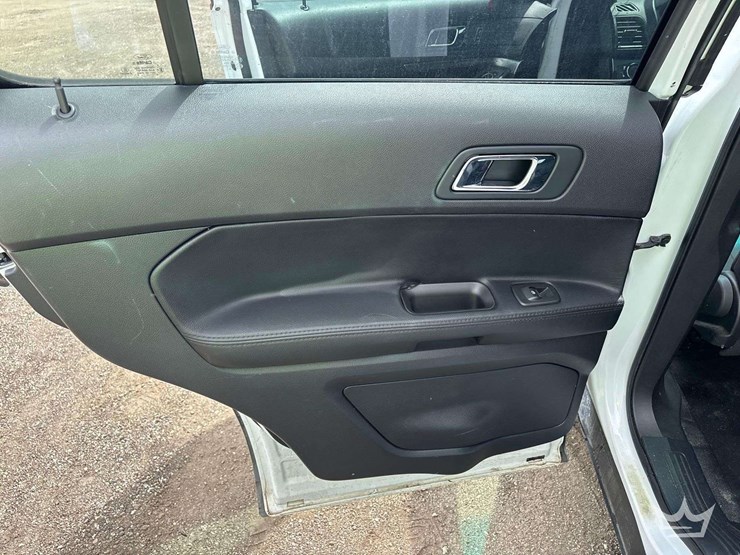 2017-ford-explorer-image-18