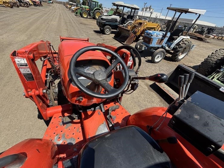 2013-kubota-l3800d-image-37