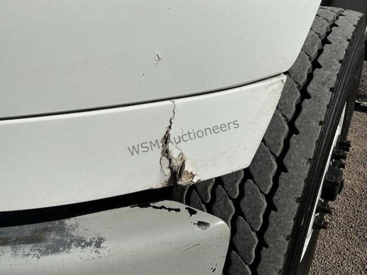 2013-freightliner-m2-106-image-28