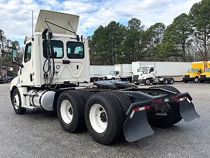 2019-freightliner-cascadia-126-image-2
