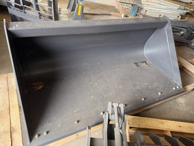 attachments-international-snow-bucket-image-1