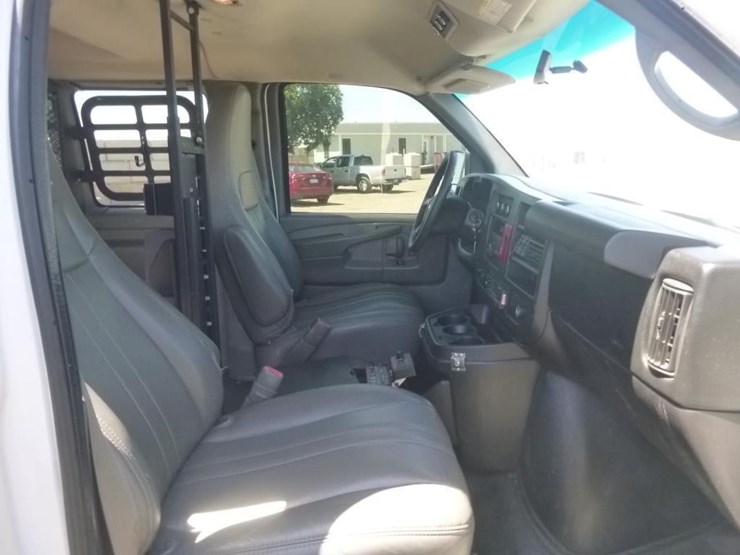 2013-chevrolet-3500-image-16
