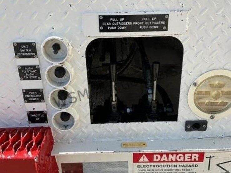 2013-freightliner-m2-106-image-13