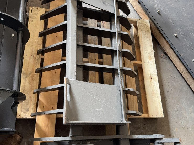 attachments-international-skidsteer-grapples-image-1