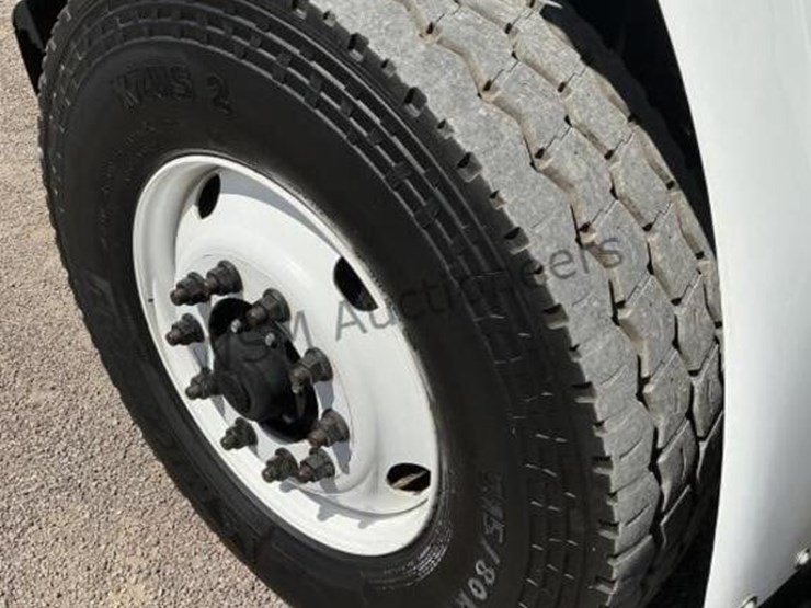 2013-freightliner-m2-106-image-10