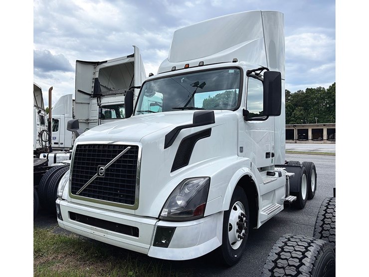 2017-volvo-vnl300-image-1